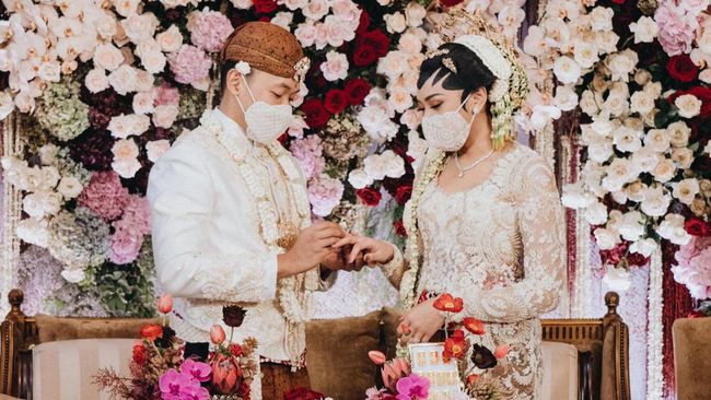 Traditional javanese shop wedding dress